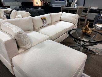 Cream modular sectional sofa! 🏠📦 Easy Financing!