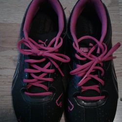 Black and pink puma tennis shoes size 9