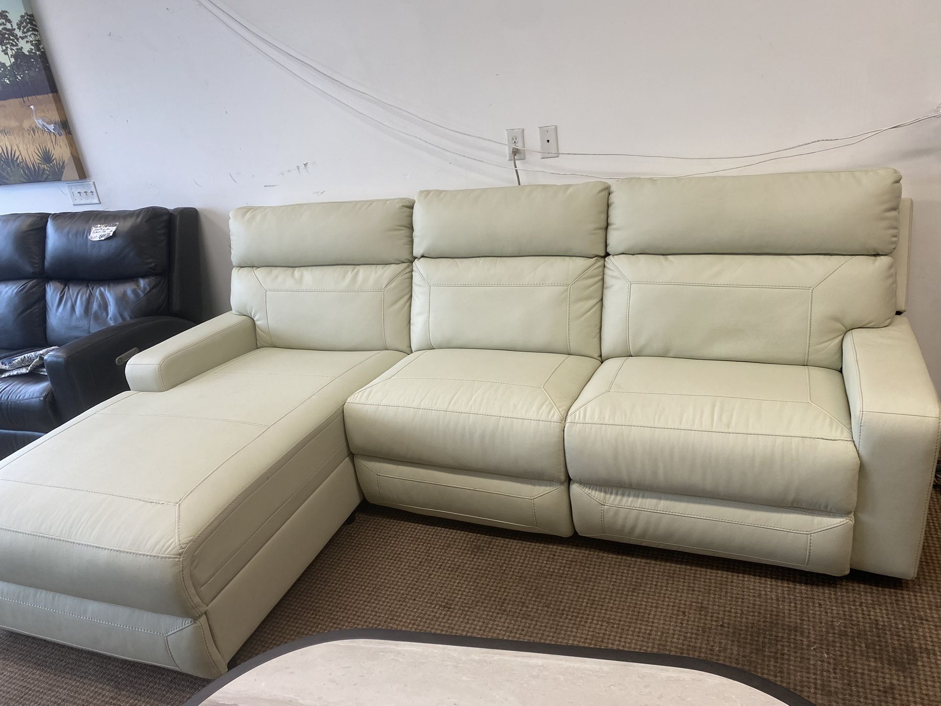 3 PIECE POWER RECLINING LEATHER SECTIONAL WITH CHAISE LOUNGE.