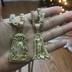 2 chains 2 pendants 
