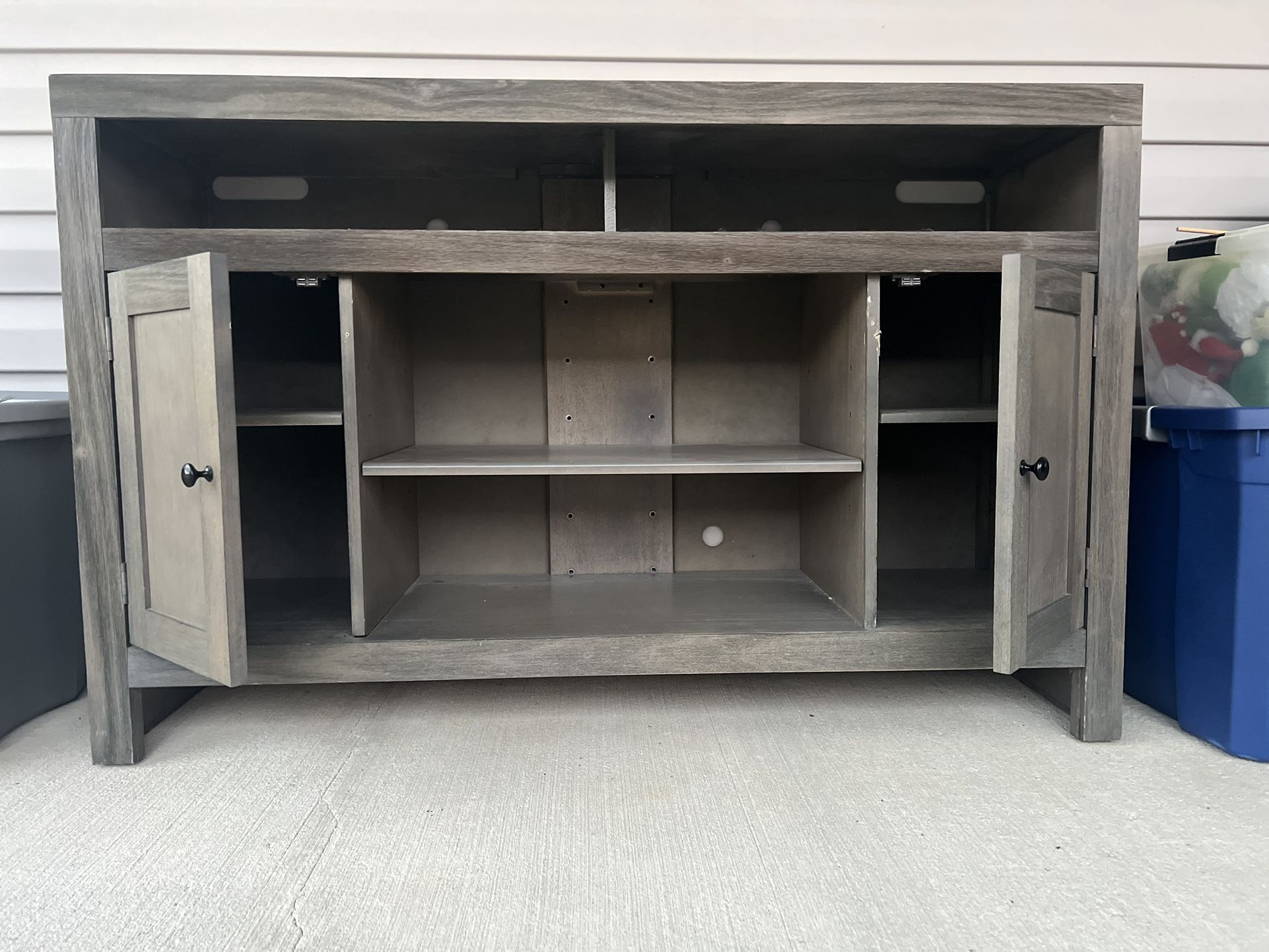 Rooms To Go Entertainment Console for Sale in Leesburg, FL OfferUp
