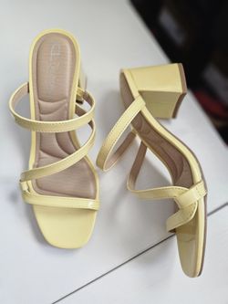 CL BY LAUNDRY Blaine Block Heel Sandal light yellow size 6
