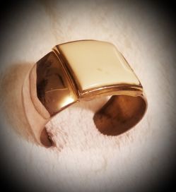 Vintage Collectible AVON chunky gold white bracelet