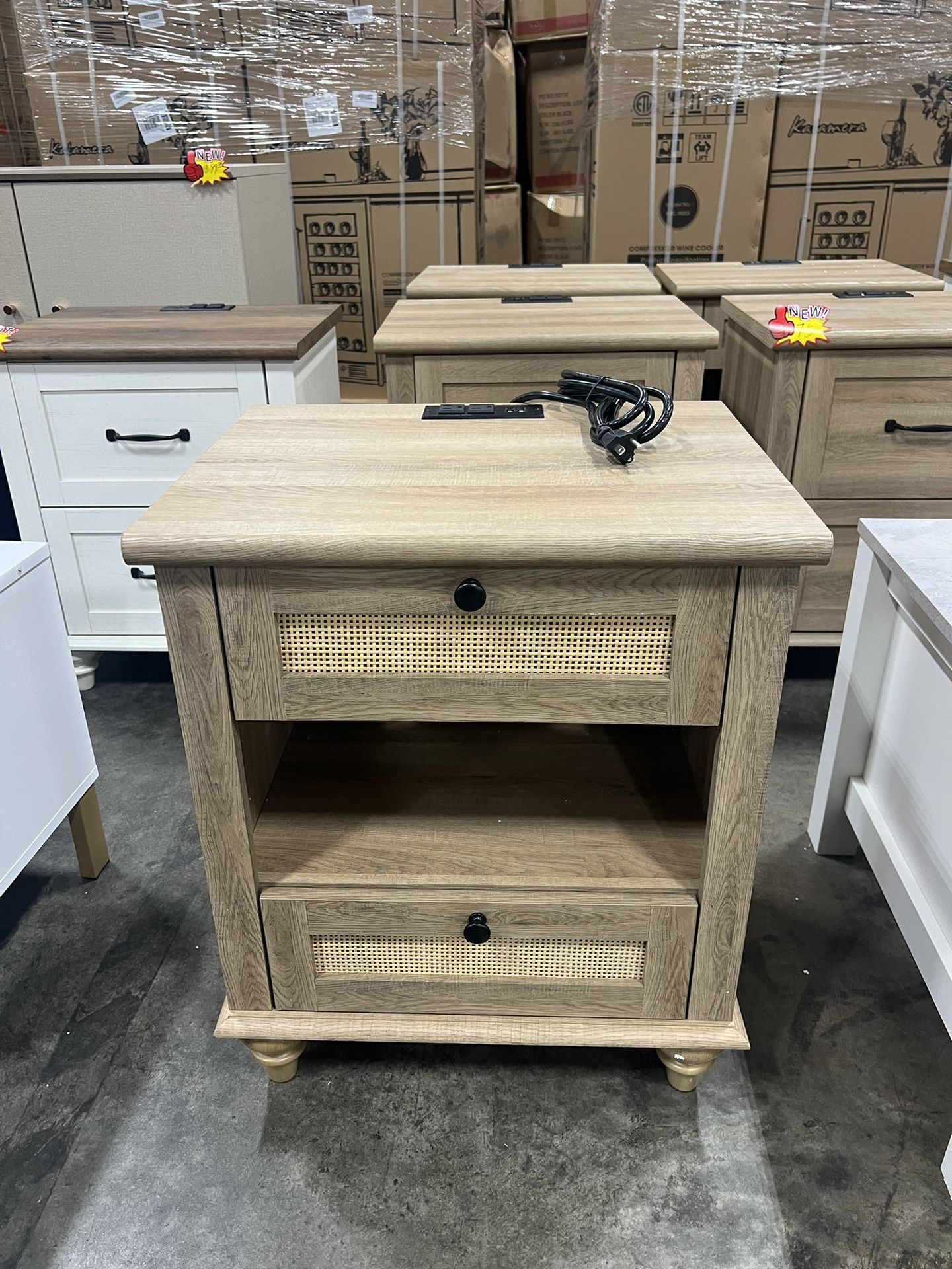 Nightstand with Outlet / Mesita de noche con salida