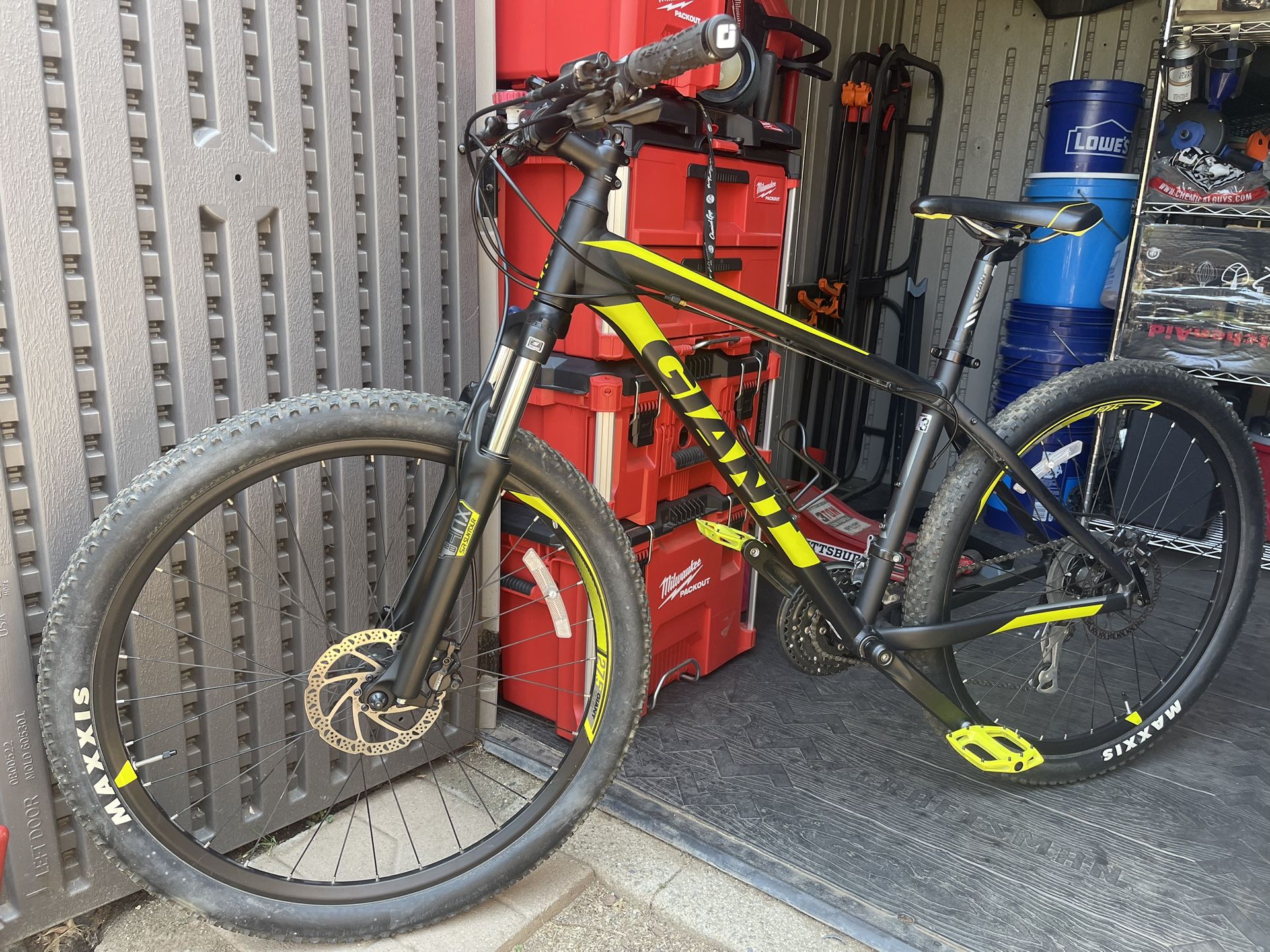 Giant Talon 27.5 Mountain Bike + Extras