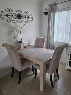 Extending Dining Table in MINT ConditionExtending dining room table in MINT condition, it has always had a clear plastic protector on it. Table comes 
