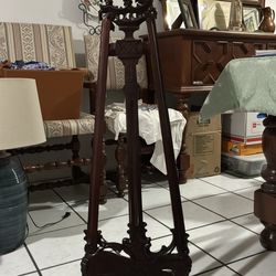 Standing wood easel with antique details