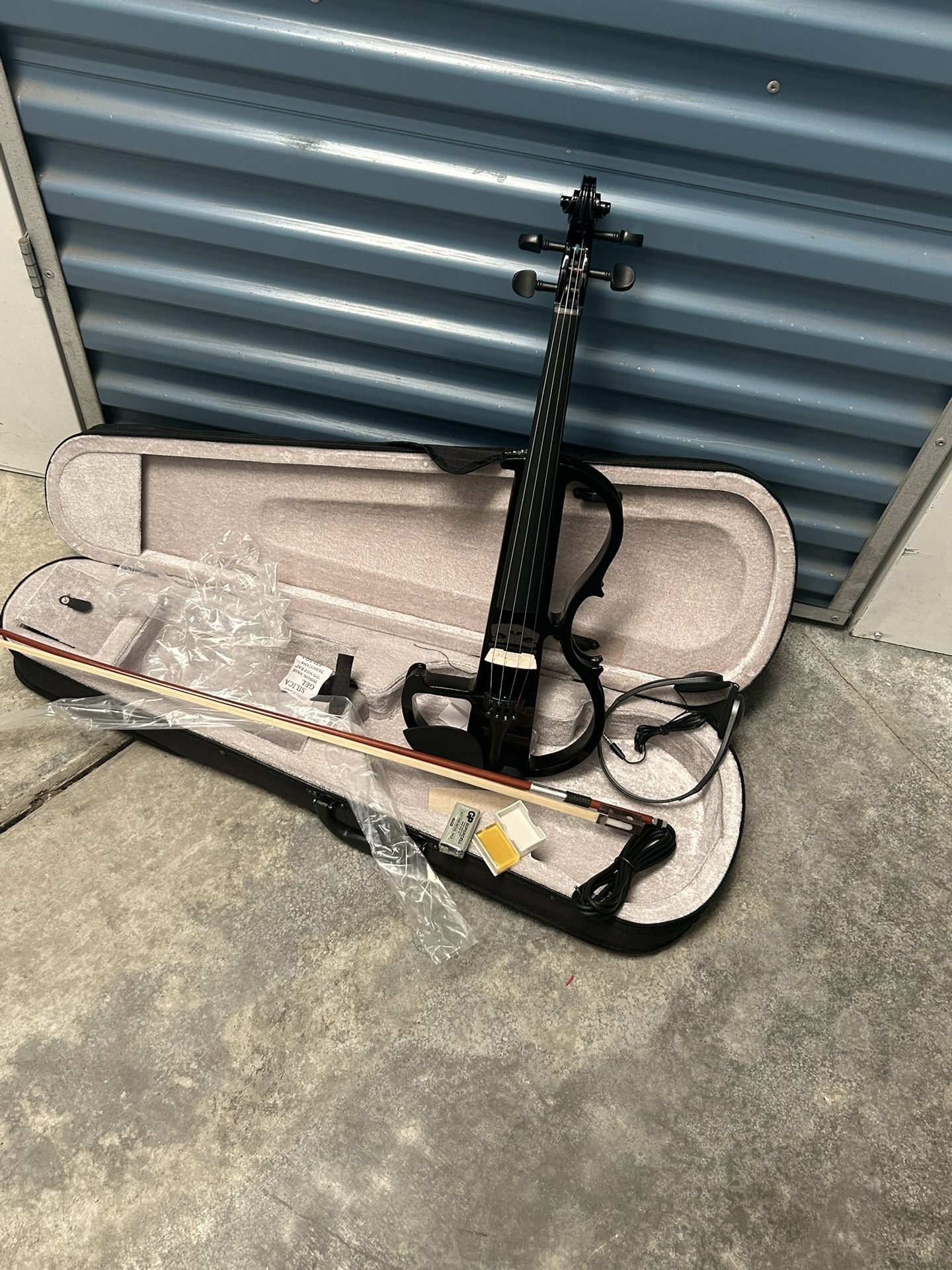 Electric Violin, Black Color. 4/4. Full Size