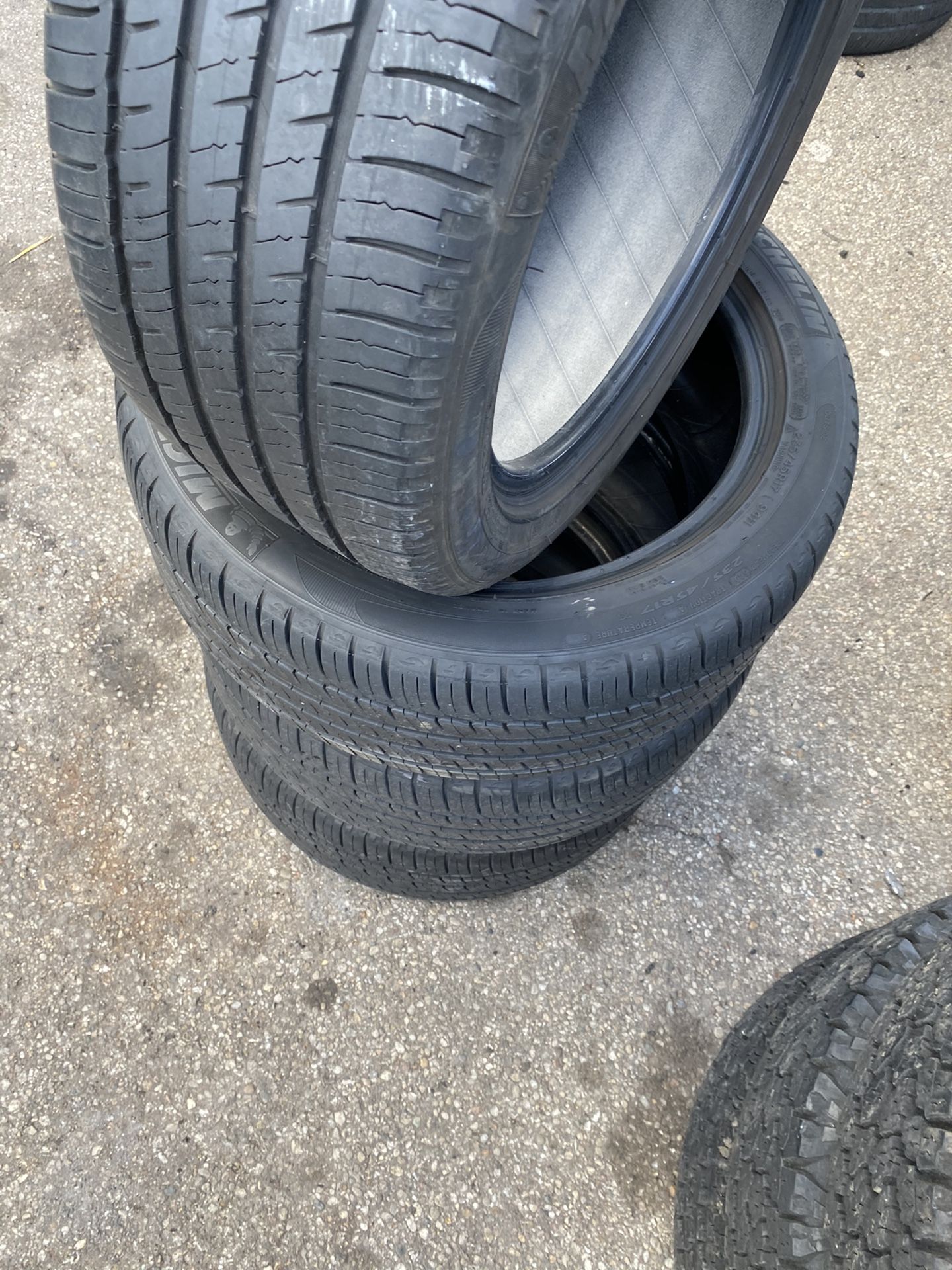 235 45 17