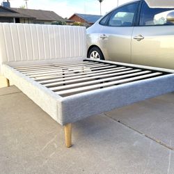 Nice New Claremont Mid Century Modern Style White & Slate Queen Platform Bedframe