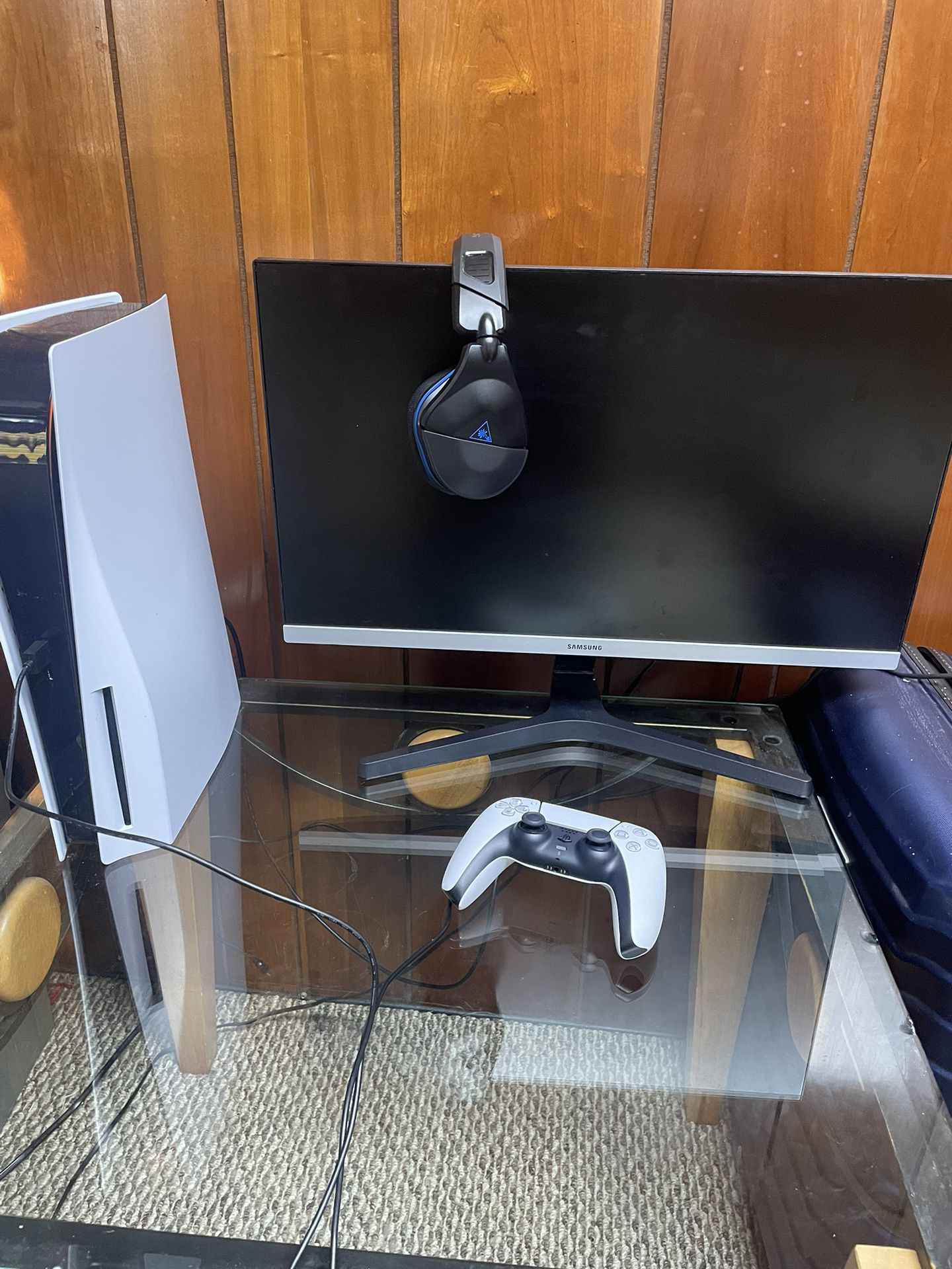 PS5 Amazing Condition With Wireless Turtle Beach Headset, Modern Warfare 2, And Fortnite Account With Skins, And Samsung Monitor. 