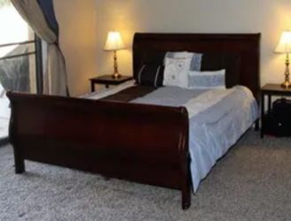 Queen size bedframe