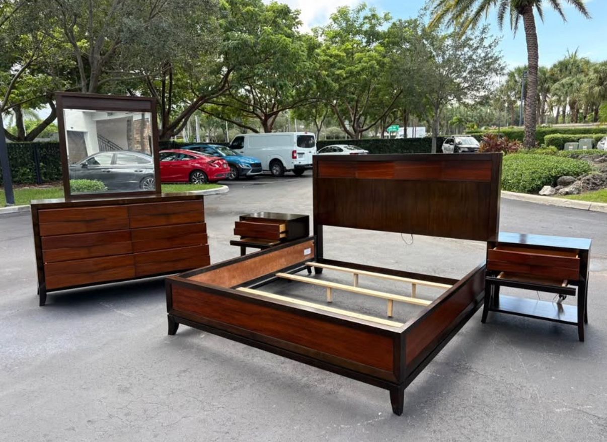Beautiful Bedroom Set King Size Real Wood Dark Brown Color In Excellent Condition
