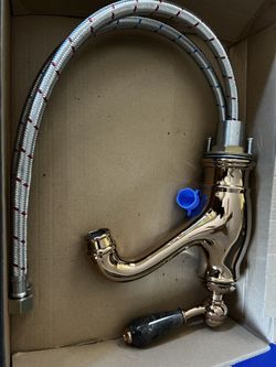 Vintage-style gold-plated bathroom basin faucet