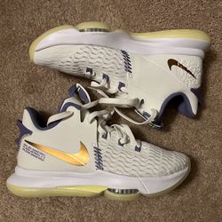 Nike Men’s Size 8.5 Basketball Shoes LeBron 