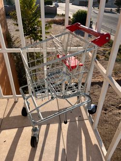 Toddler Melissa & Dug grocery cart
