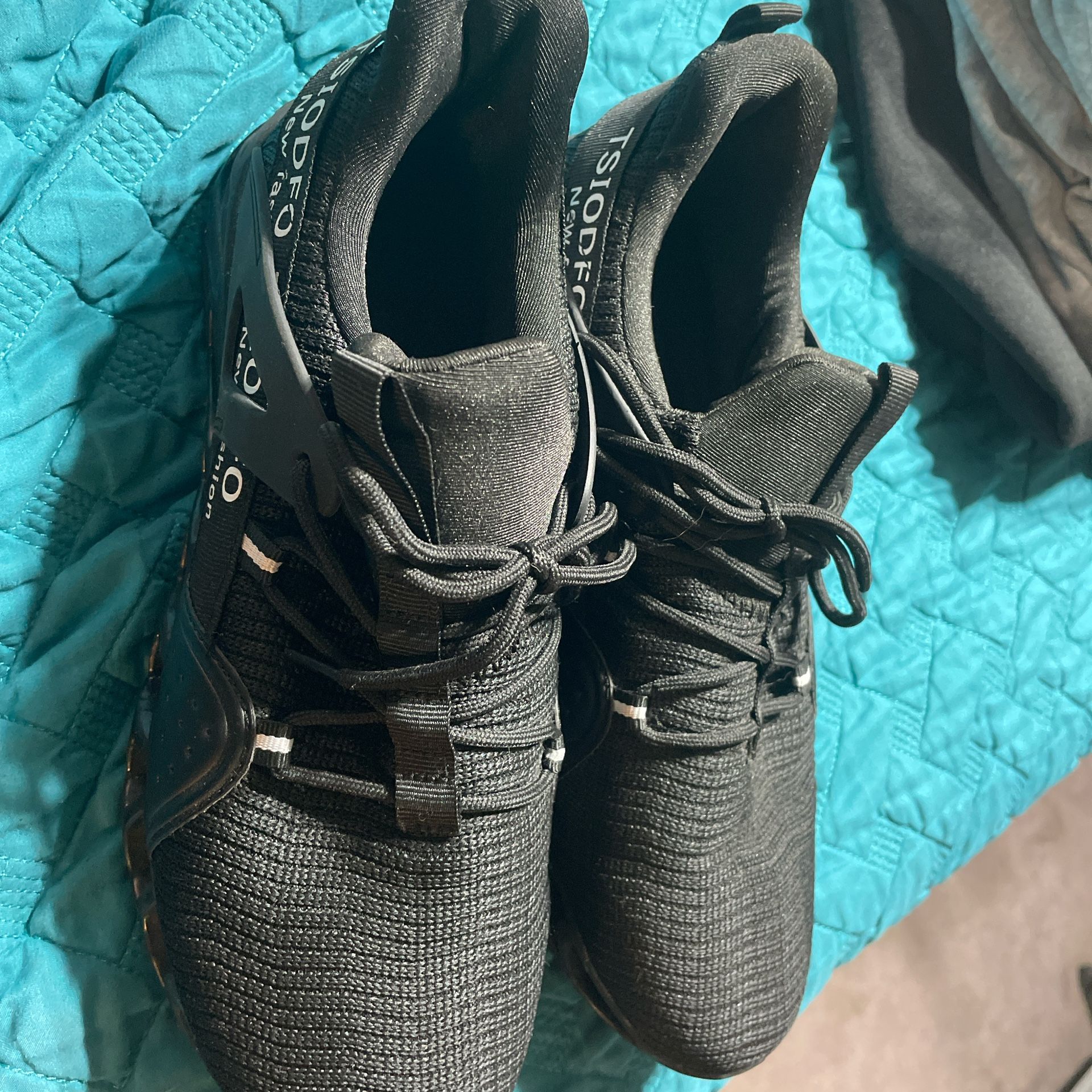 women's all black sneakers 10