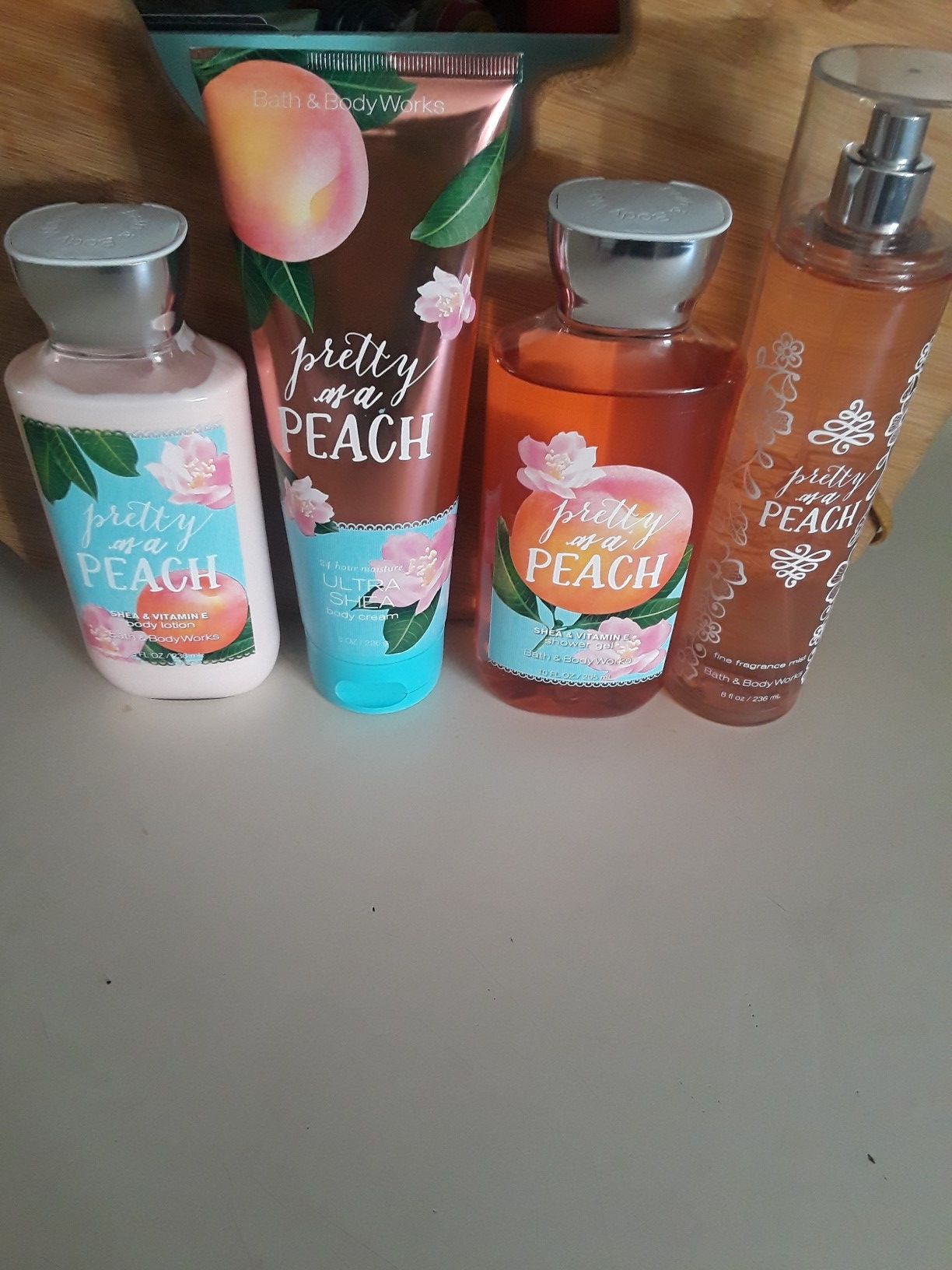 BATH AND BODY WORKS (Pretty as a peach set) BRAND NEW