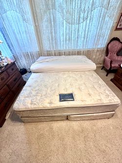 King Bed Mattress & Boxsprings -ultra clean w pad & cover