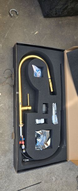 VIGO
Greenwich Single-Handle Pull-Down Sprayer Kitchen Faucet with Touchless Sensor in Matte Brushed Gold