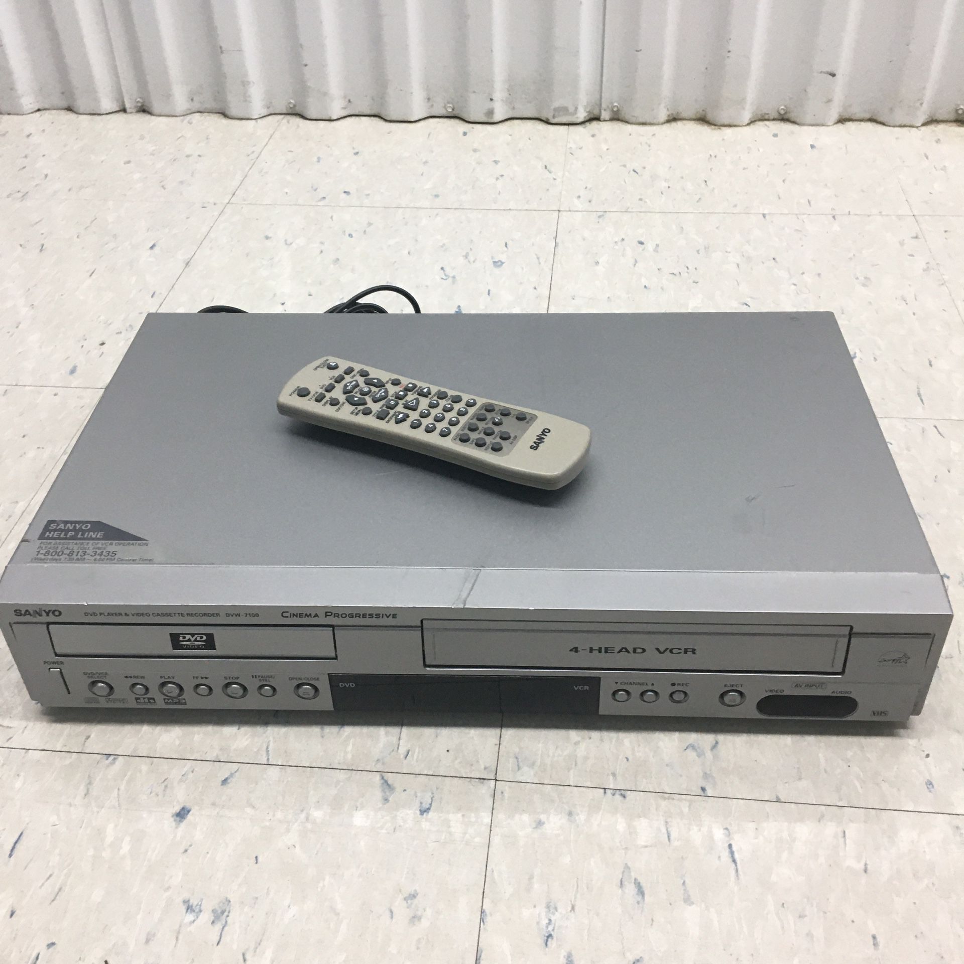 Sanyo (DVW-7100) DVD/VHS Player W/Remote! - Silver - TESTED & WORKING 📫‼️