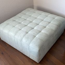 Rooms To Go - Cocktail Ottoman