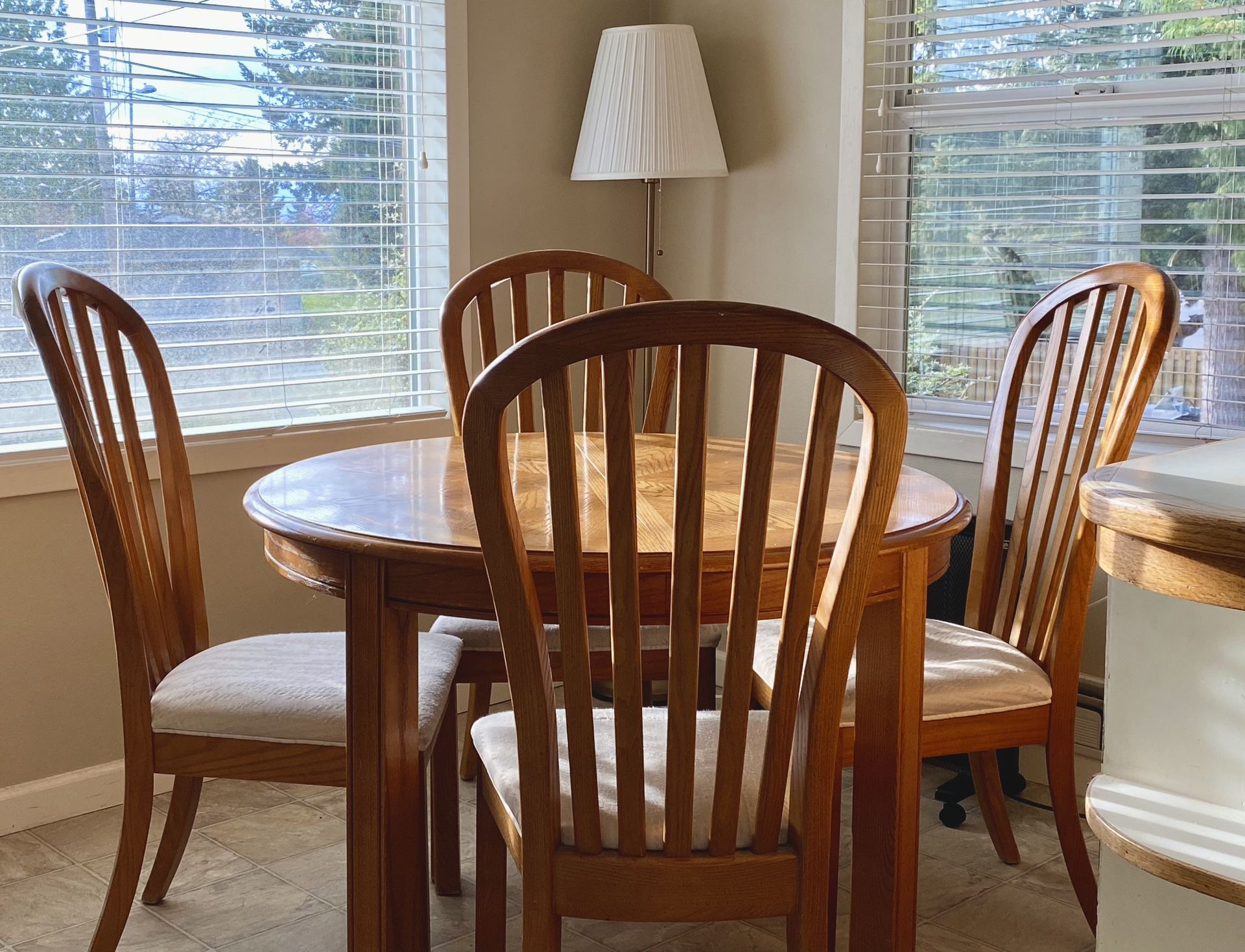 Round Hardwood Table (+chairs for free)