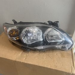 2011-2013 Toyota Corolla SE Right Headlight 