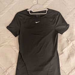 Nike Woman’s Black Dri-Fit T-shirt Size xS Short Sleeve