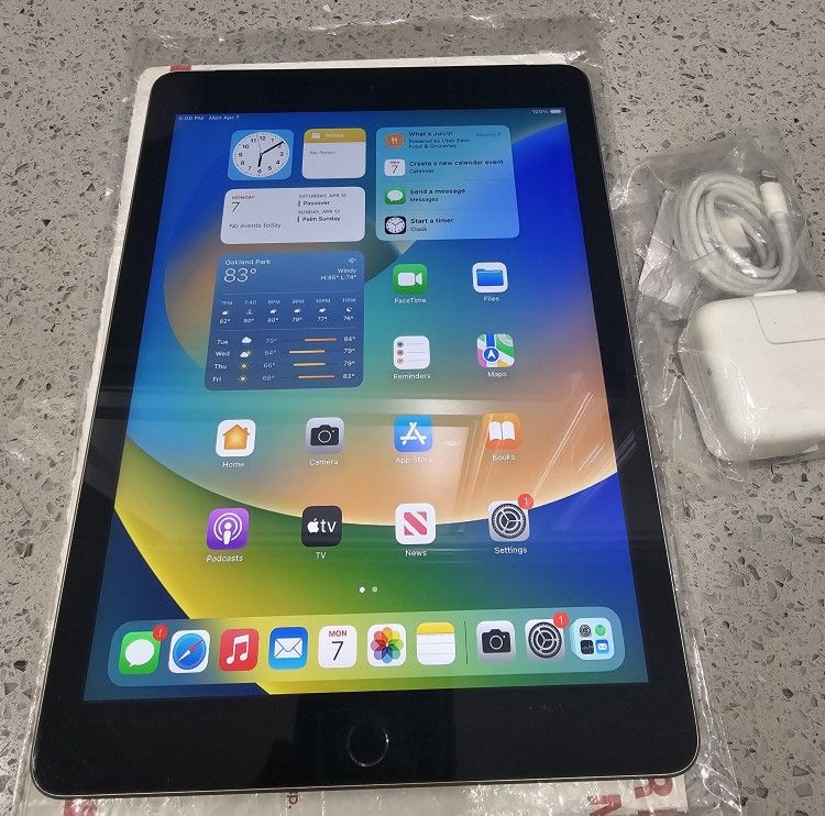 Apple iPad 5th Gen 32GB 9.7" WiFi + Cellular UNLOCKED-Space Gray