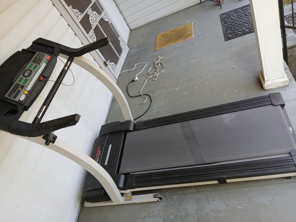 Treadmill: Pro-Form 835QT