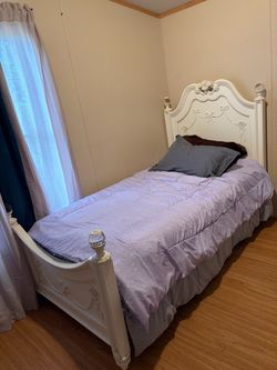 Nice twin bed. Bonita cama individual