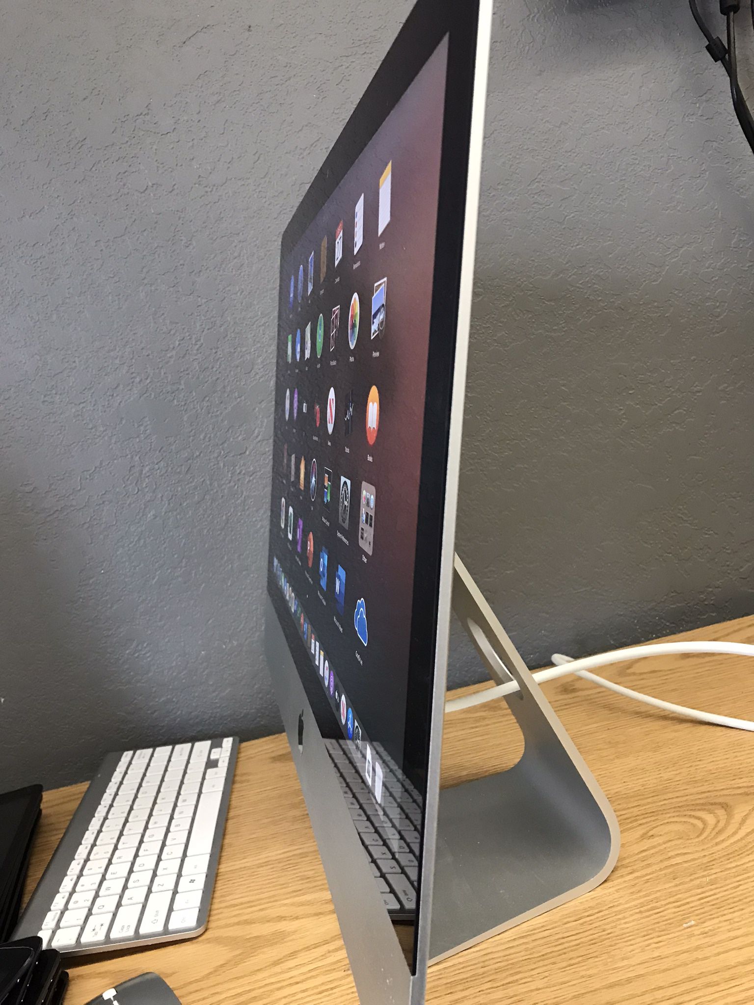 Apple iMac 21.5 inch- Mac OS Catalina - Early 2013