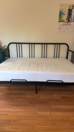 Daybed with mattress (full)