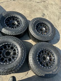 Vendo un set de rines semi nuevos METO con llantas usadas 265/75r16 en buenas condiciones
