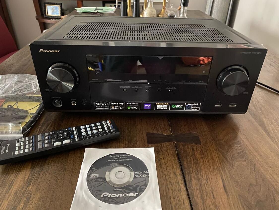 Pioneer 5.2 receiver vsx- 824 like new with remote and paperwork