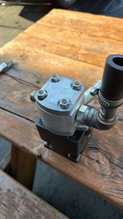 Hydraulic pump and cylinder for a log splitter the pump and the handle hundred dollars pick up only in Hillside Illinois