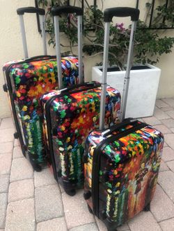 3 Piece Lightweight Hardside Spinner Upright Luggage Set.  Very good used condition.