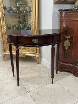 Beautiful Late 20th Century Bombay Company Federal-style Mahogany Demilune Console Table🌷