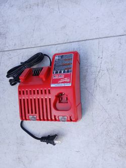Cargador Milwaukke 18v Para Una Bateria Nuebo