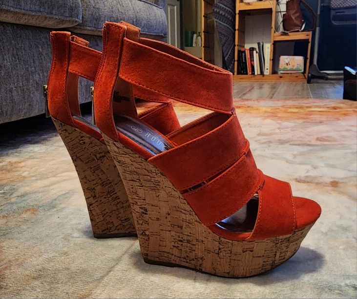Size 6 1/2 Cute Easy To Walk In Wedged Heels!