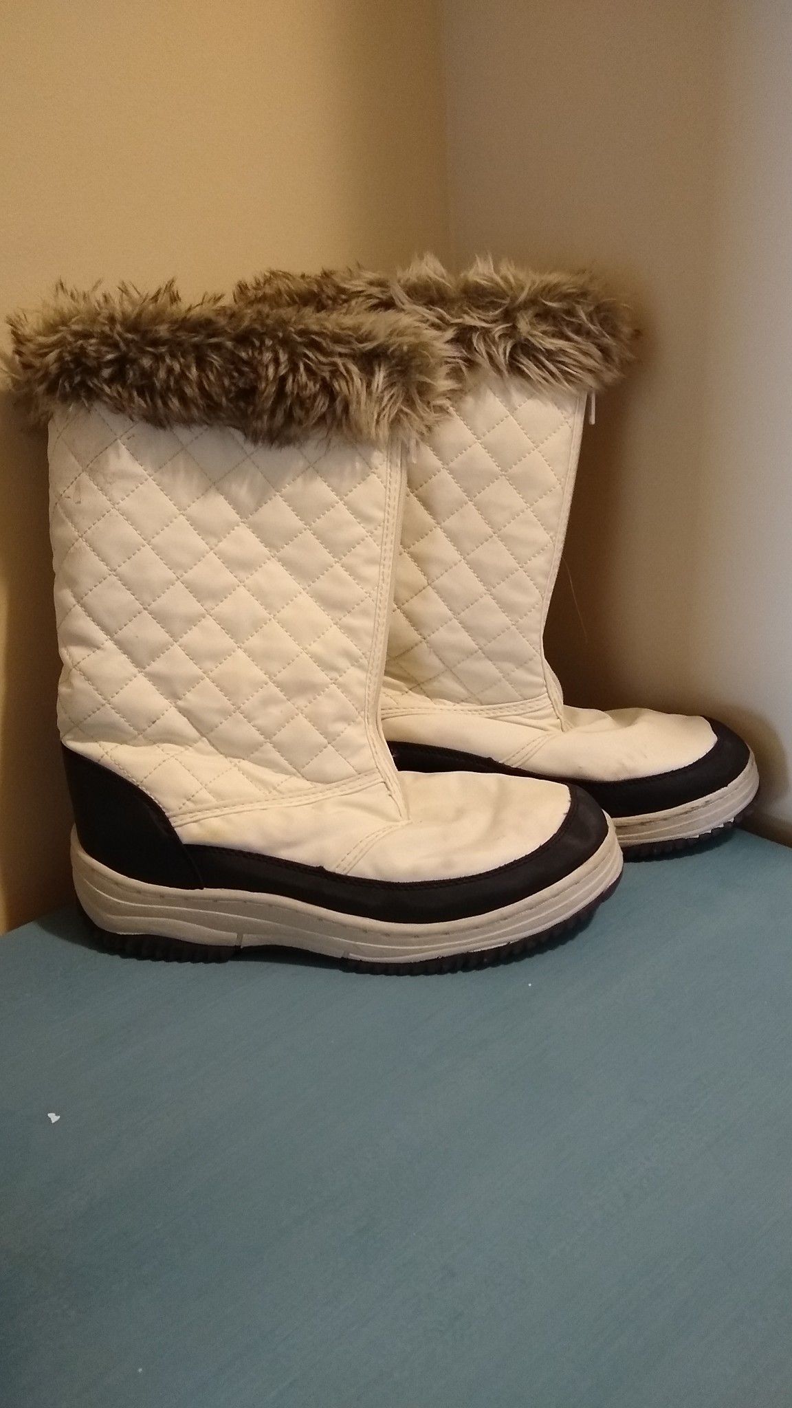 Women White Snow Boots size 9