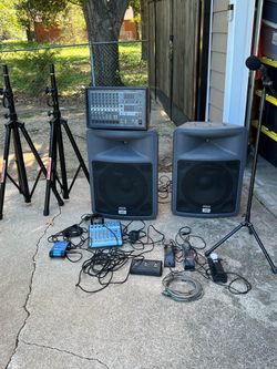 sistema de amplificación y sonido en vivo marca Peavey, que incluye un par de bafles pasivos Peavey PR 15 de 15 pulgadas, una consola mezcladora (mixe