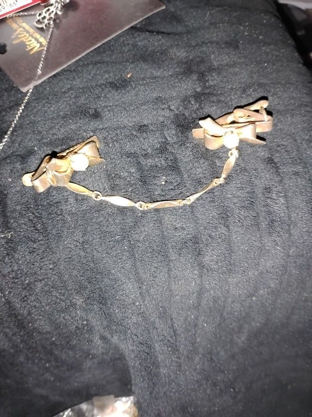 Golden bows Shawl clip