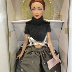 Madame Alexander  16" MUSEUM GALA ALEX -2000 - NEW IN BOX- Ltd. Ed  BONUS!