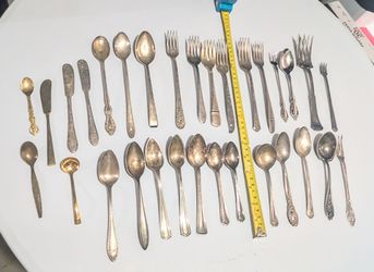 31 Pieces of Vintage Table Wear