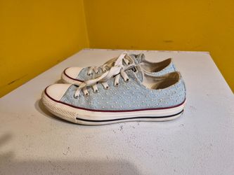 Converse size 8 Chuck Taylor Low Top Sneakers