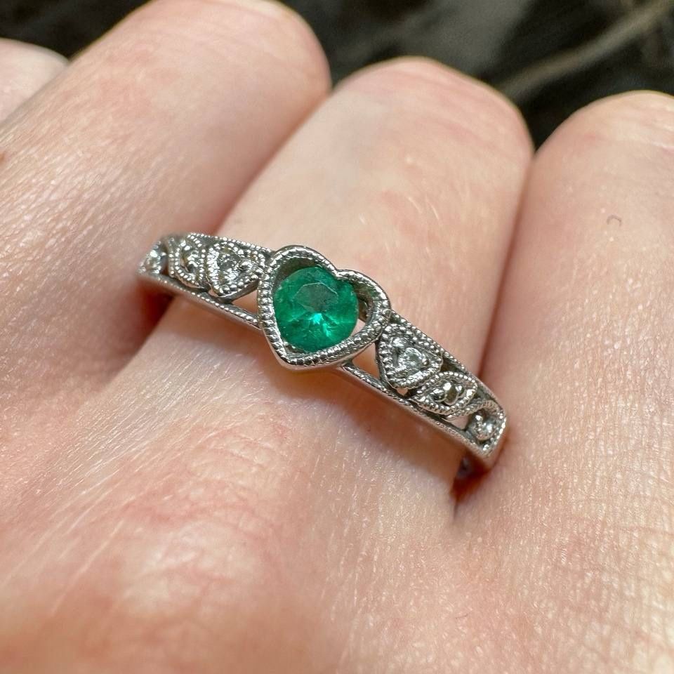 10K white Gold Emerald Diamond Heart Ring EUC