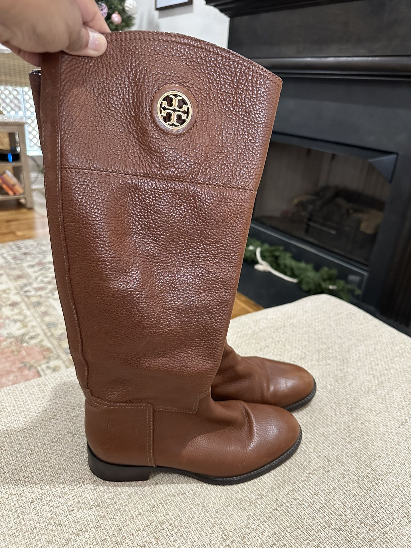 Tory Burch 71/2   UGGS  7 Slippers 