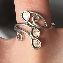 BUTTERFLY MODERN NEW SIZE 6 SILVER ACCENT RING